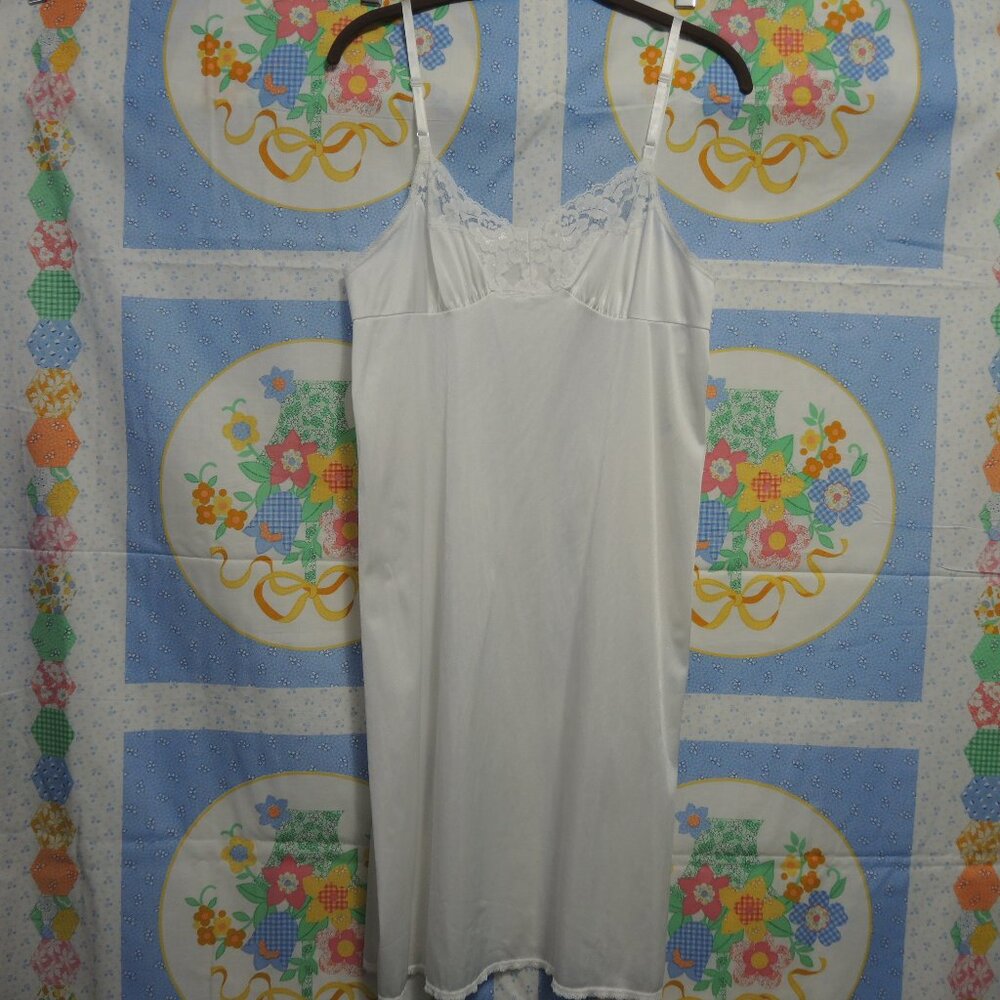 Vassarette White Nylon Full Slip w/ Lace Trim Size Medium?